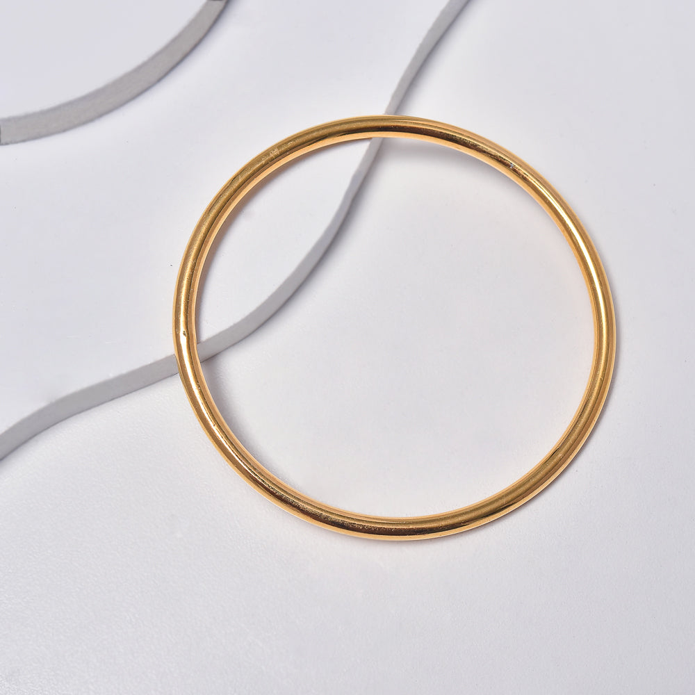 Thick bangle bracelet in yellow gold